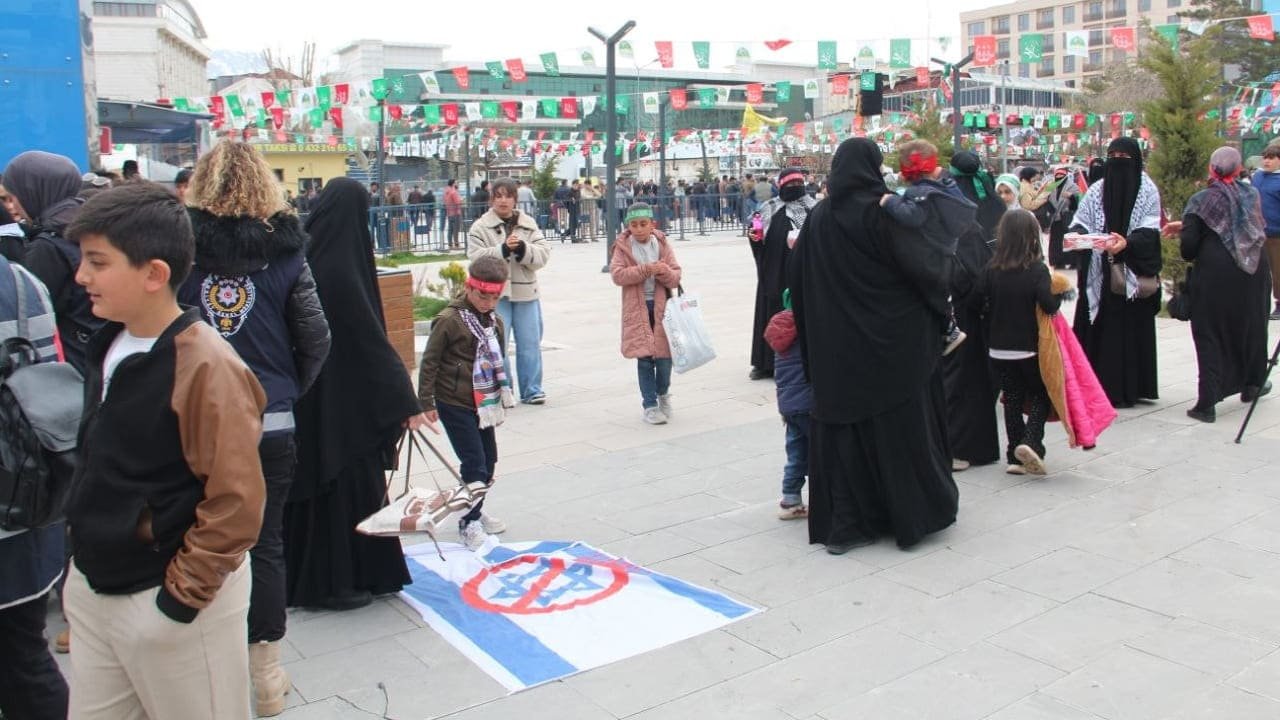 Van'da Binlerce Kişi Muhammed I Sevda Için Meydanlara Indi (1)