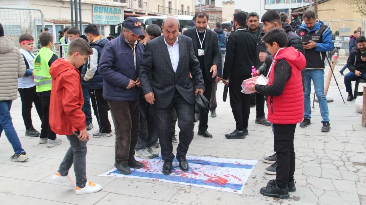 Van'da Binlerce Kişi Muhammed I Sevda Için Meydanlara Indi (14)