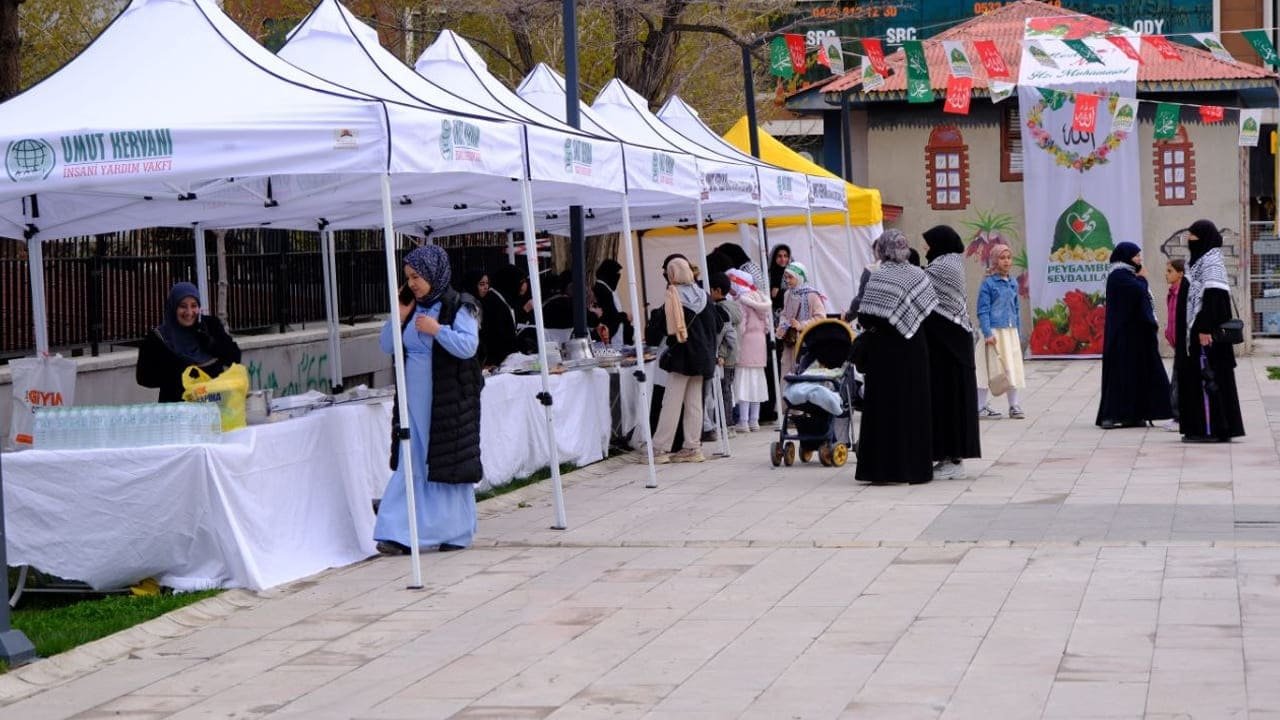 Van'da Binlerce Kişi Muhammed I Sevda Için Meydanlara Indi (15)