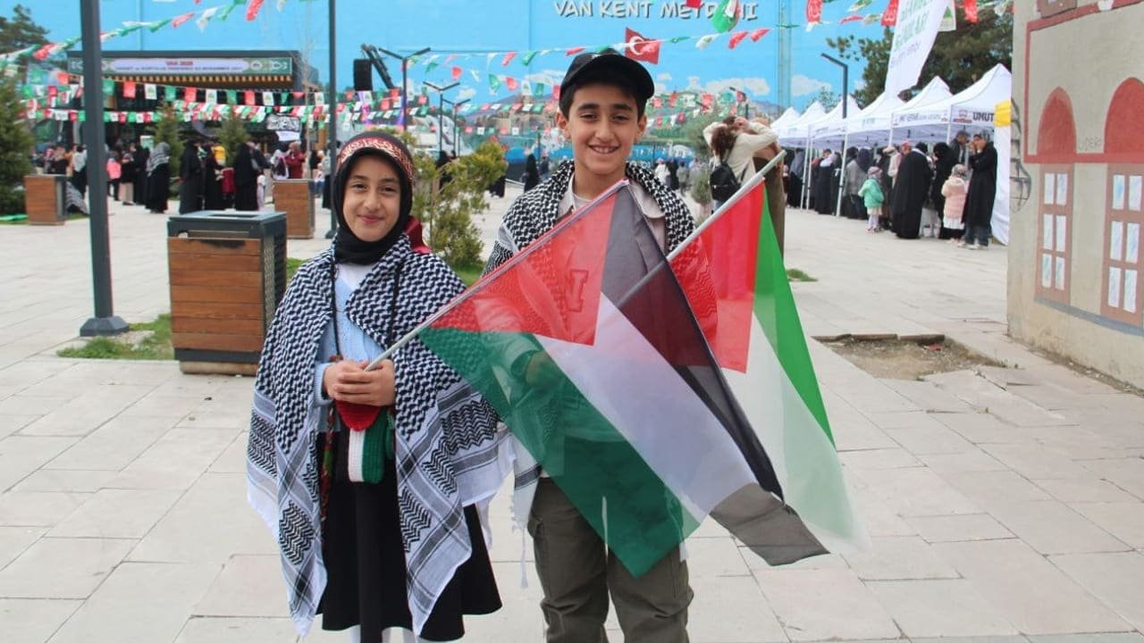 Van'da Binlerce Kişi Muhammed I Sevda Için Meydanlara Indi (17)