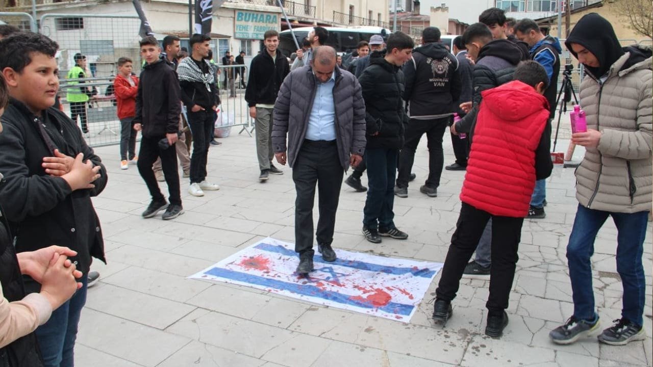 Van'da Binlerce Kişi Muhammed I Sevda Için Meydanlara Indi (2)