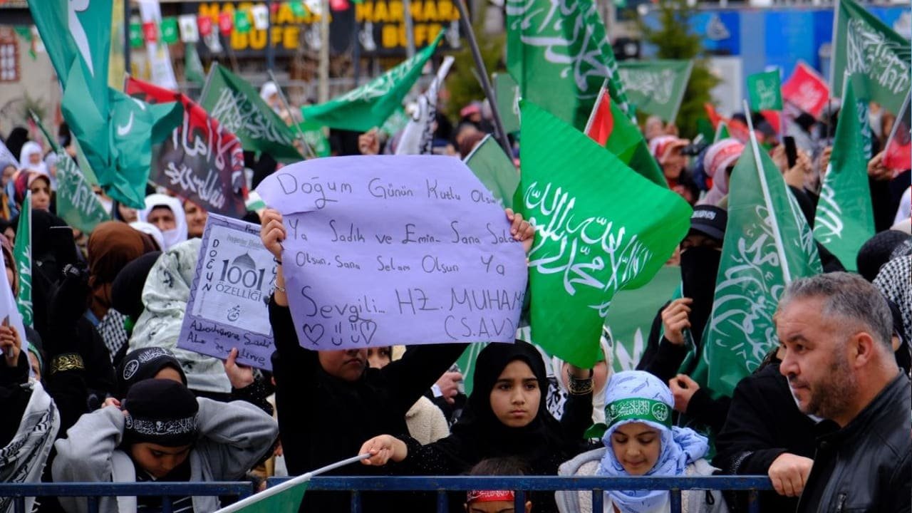 Van'da Binlerce Kişi Muhammed I Sevda Için Meydanlara Indi (5)