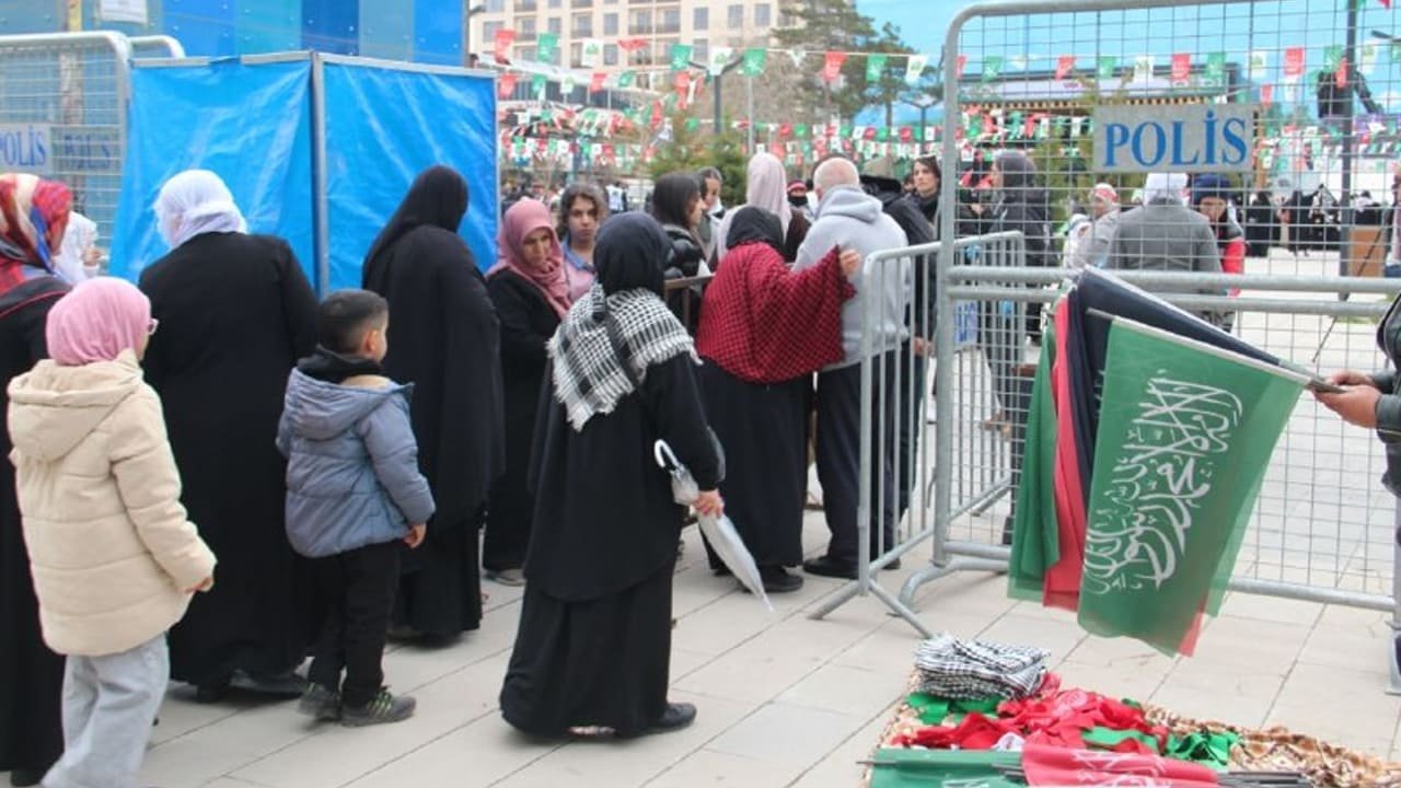 Van'da Binlerce Kişi Muhammed I Sevda Için Meydanlara Indi (6)