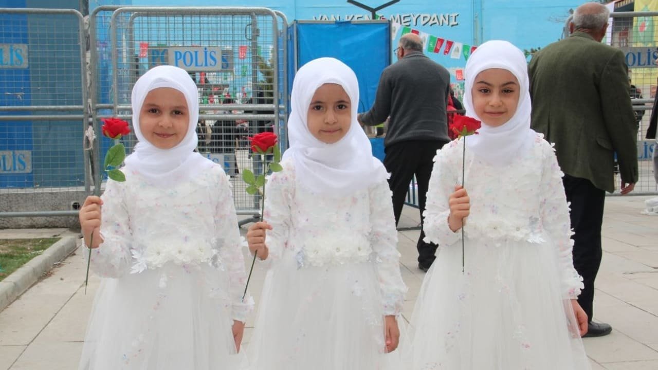 Van'da Binlerce Kişi Muhammed I Sevda Için Meydanlara Indi (8)