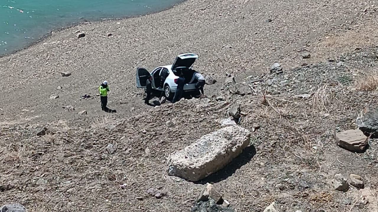 Van’da Bir Otomobil Zernek Barajı’na Uçtu! (4)