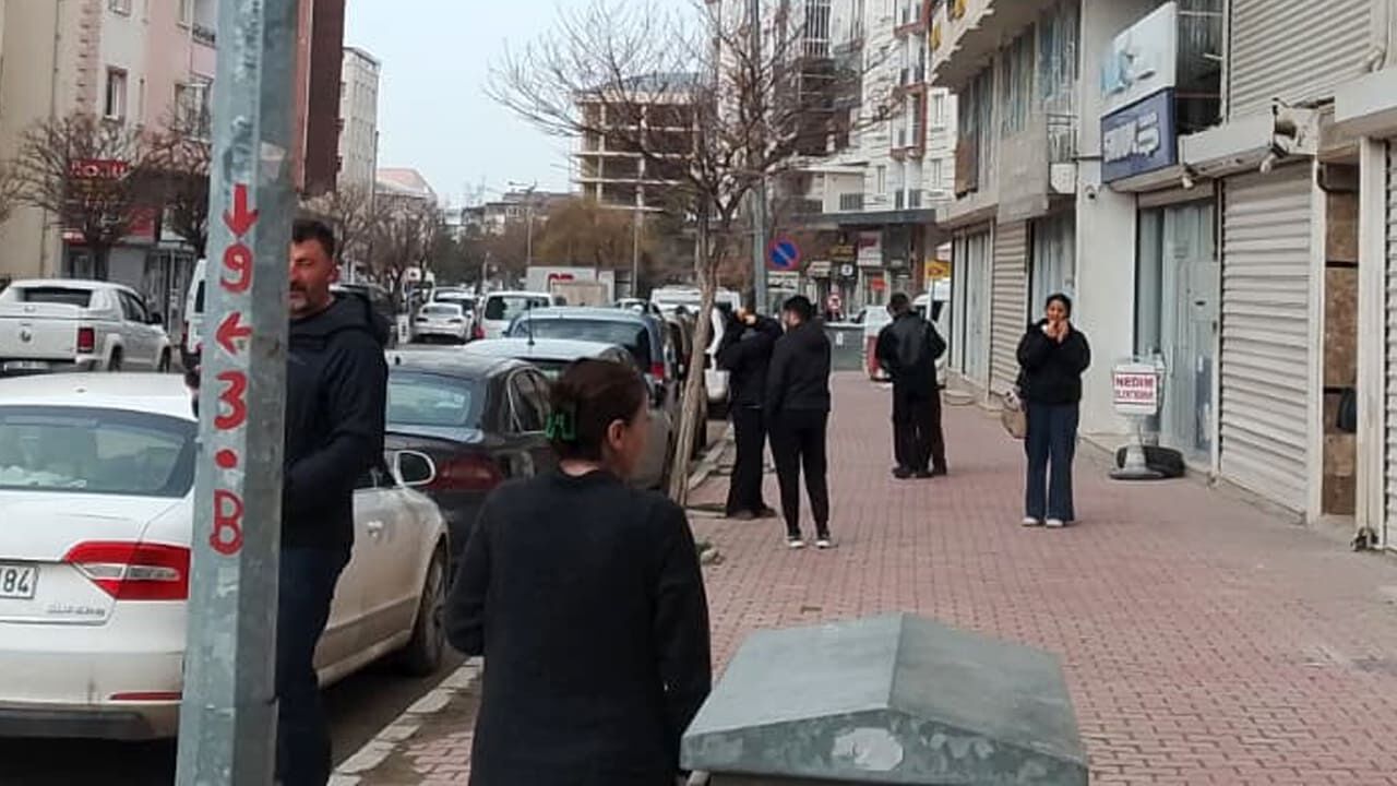 Van’da Deprem Paniği Vatandaşlar Sokağa Döküldü (4)