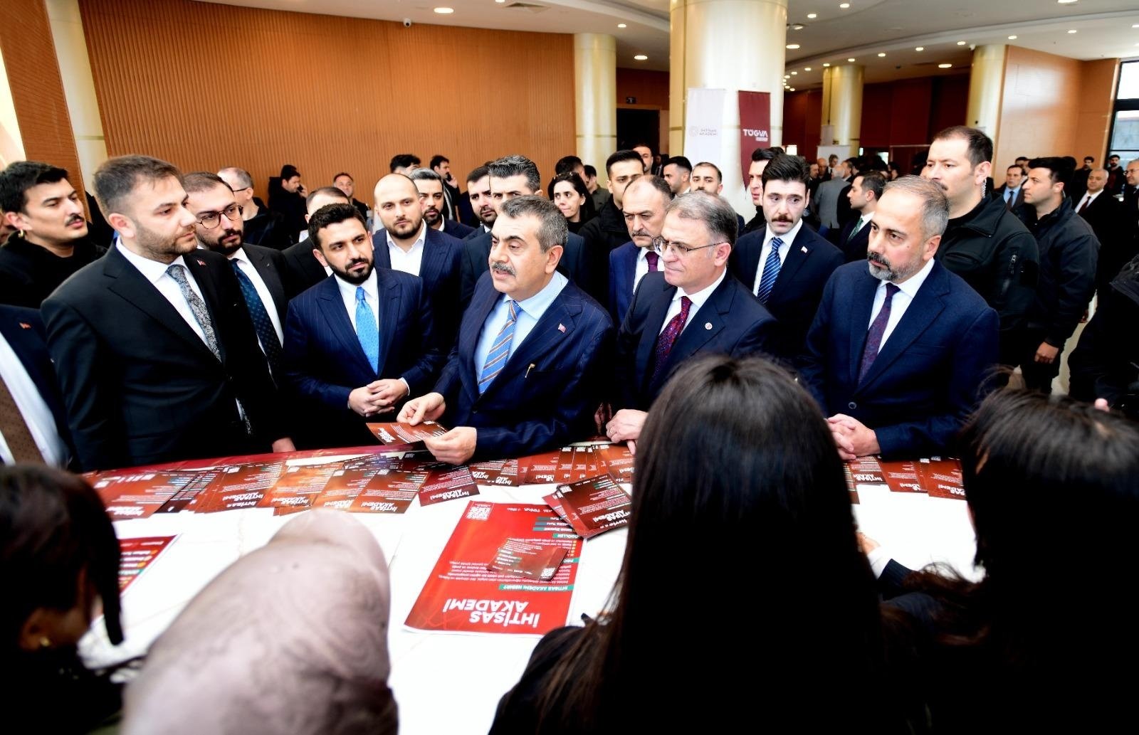 Van’da Eğitim Zirvesi Bakan Tekin Türkiye Yüzyılı Maarif Modelini Anlattı 2