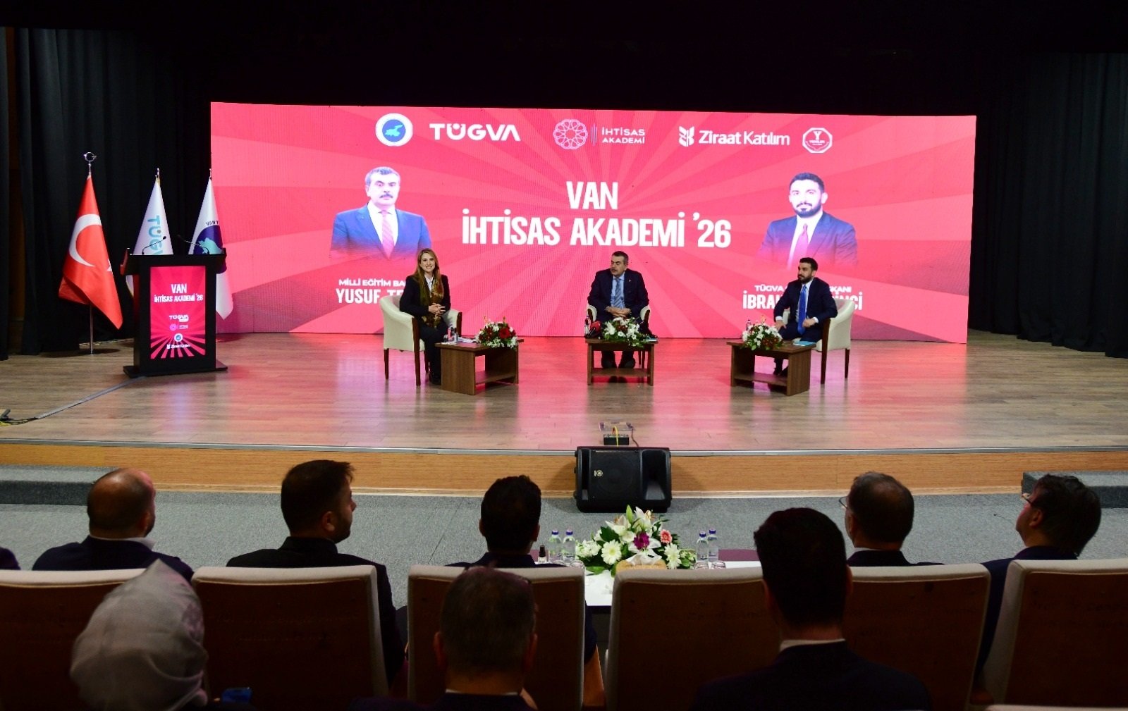 Van’da Eğitim Zirvesi Bakan Tekin Türkiye Yüzyılı Maarif Modelini Anlattı 3