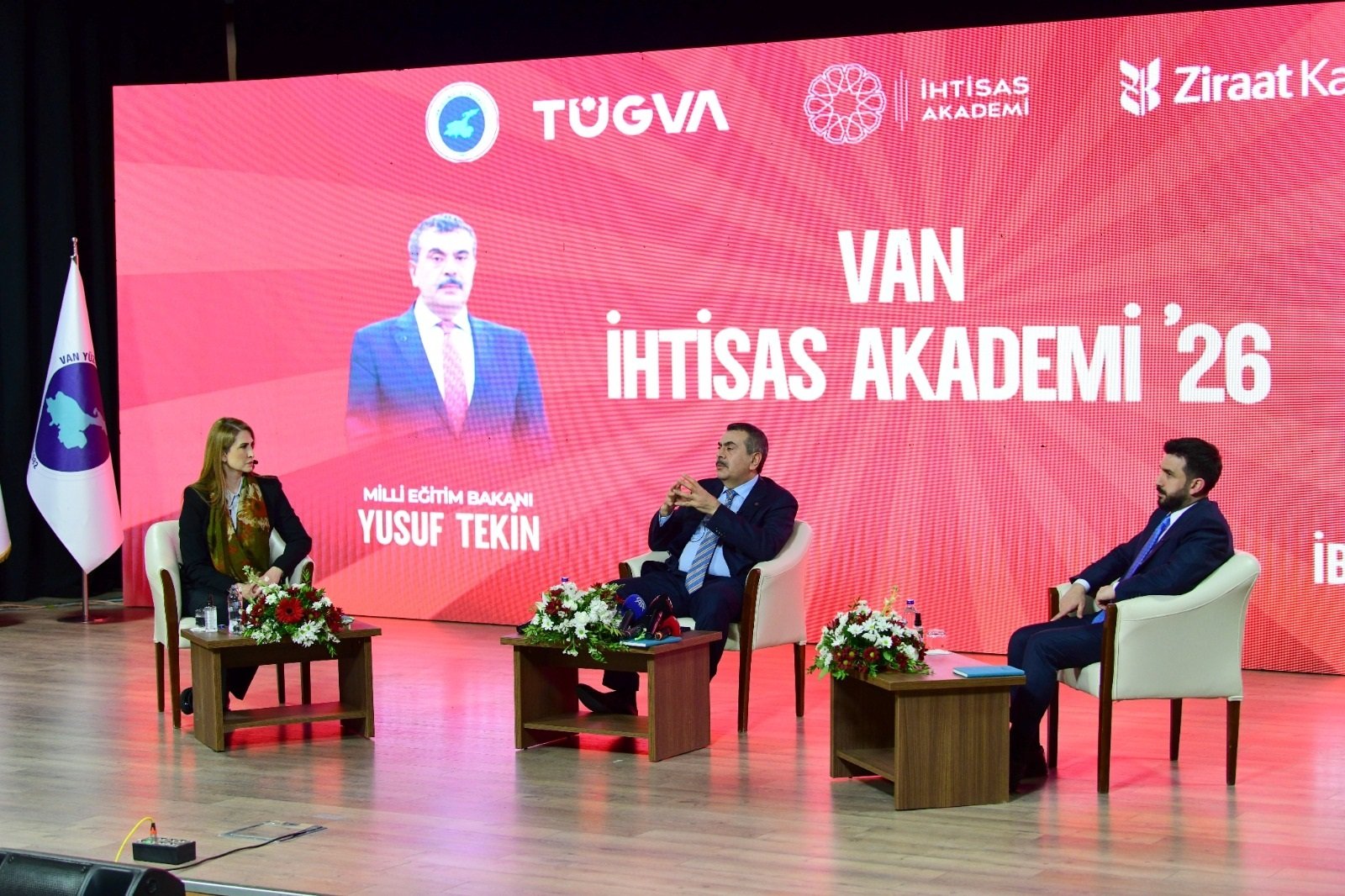 Van’da Eğitim Zirvesi Bakan Tekin Türkiye Yüzyılı Maarif Modelini Anlattı 4