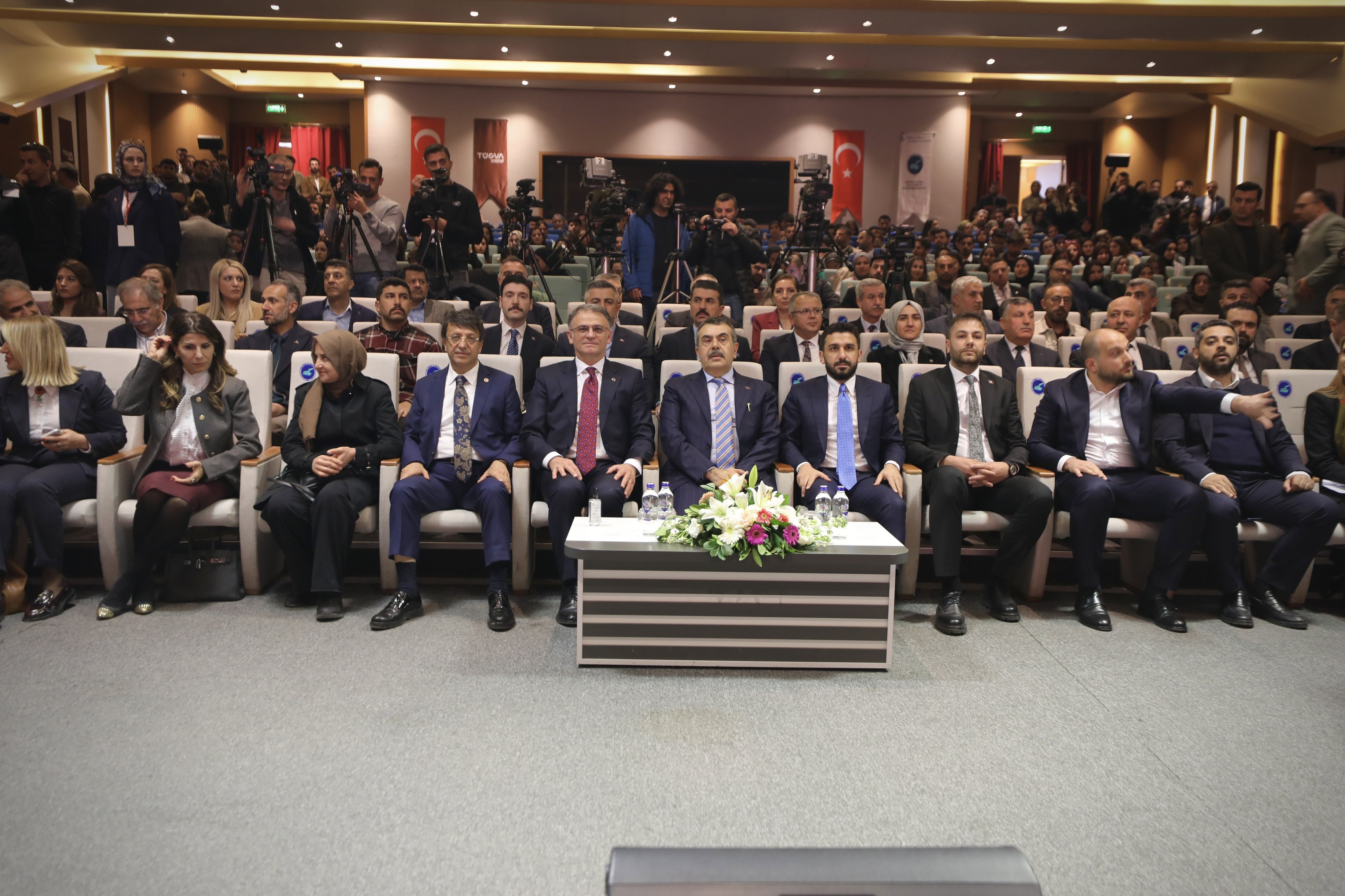 Van’da Eğitim Zirvesi Bakan Tekin Türkiye Yüzyılı Maarif Modelini Anlattı 5