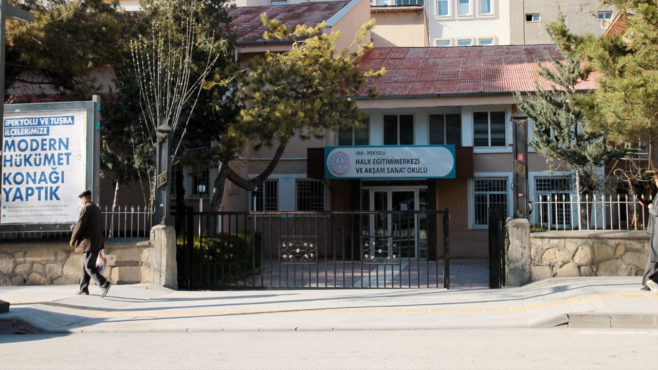 Van’da Halk Eğitim Merkezi Binası Yıkılıyor (1)