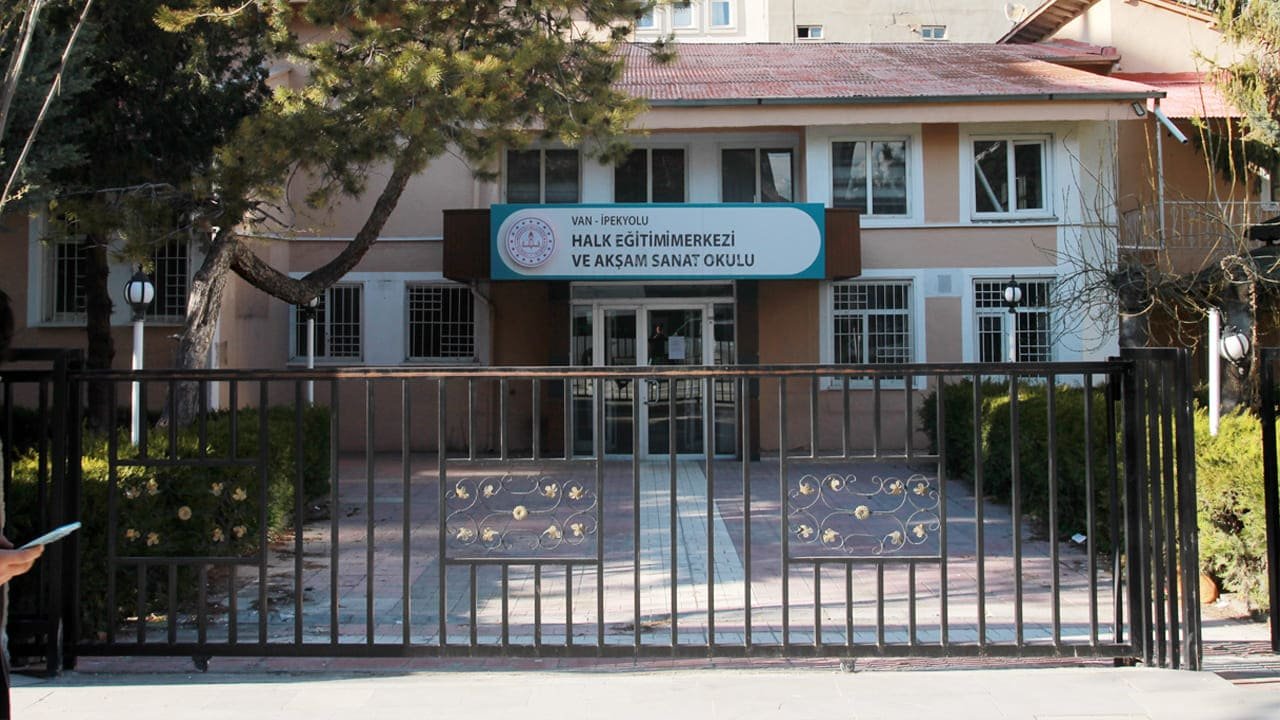 Van’da Halk Eğitim Merkezi Binası Yıkılıyor (2)