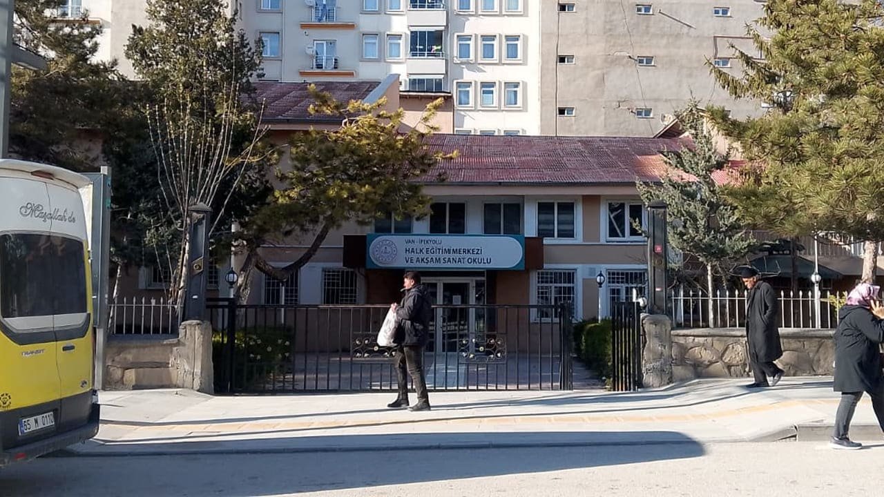 Van’da Halk Eğitim Merkezi Binası Yıkılıyor (3)