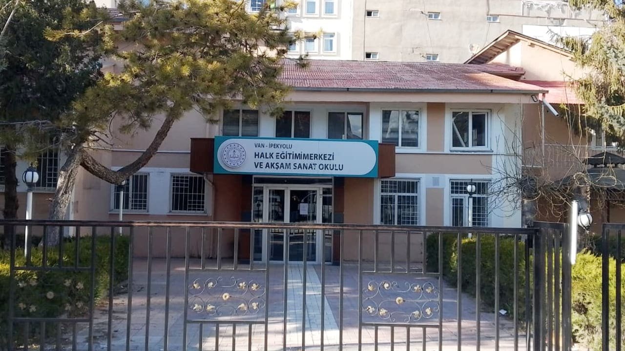 Van’da Halk Eğitim Merkezi Binası Yıkılıyor (5)