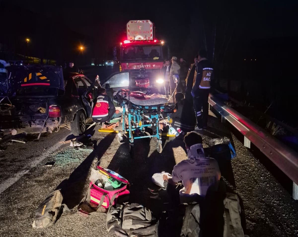 Van'da Iki Araç Çarpıştı 7 Yaralı (9)