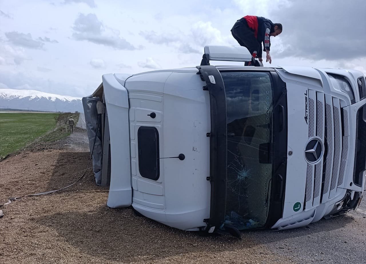 Van’da Kum Yüklü Tır Devrildi! (1)