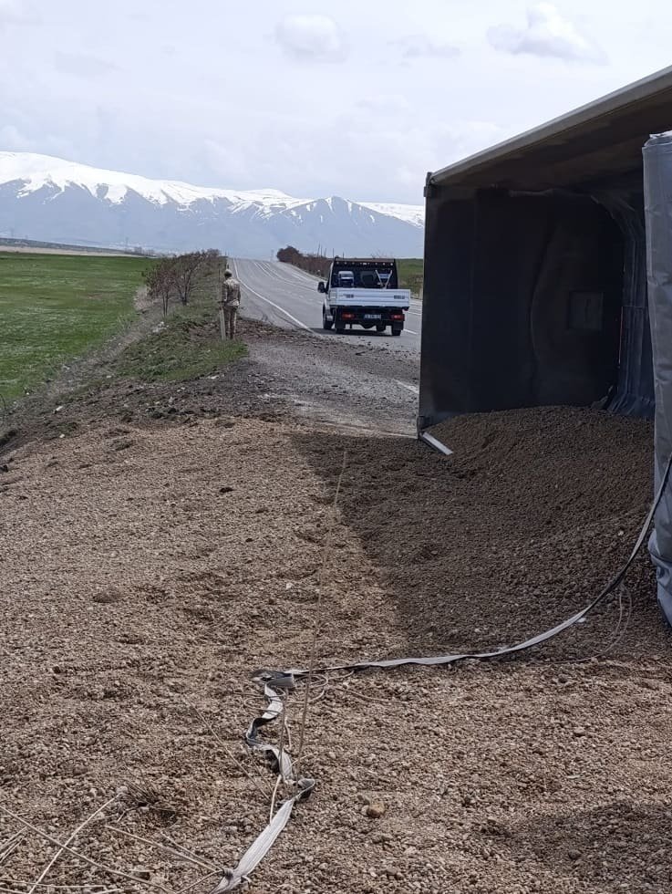 Van’da Kum Yüklü Tır Devrildi! (2)