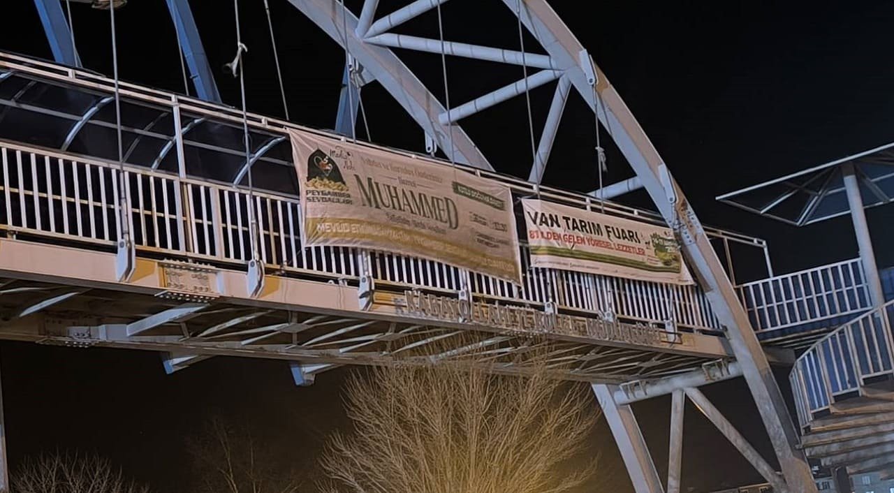 Van’da Mevlid I Nebi Hazırlıkları Şehir Afiş Ve Brandalarla Donatıldı (5)