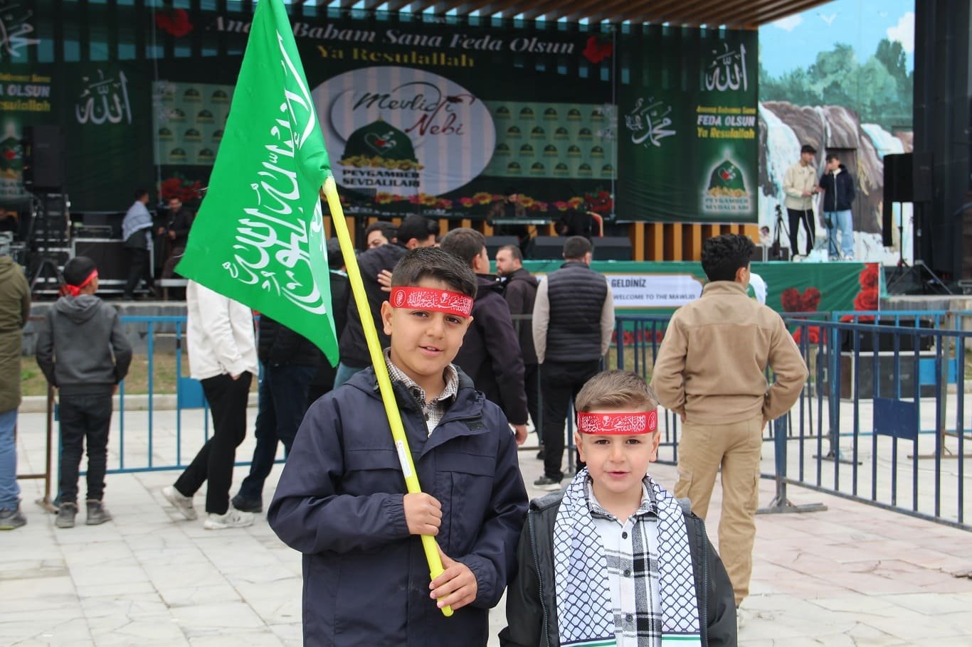 Van’da Meydanı Dolduran Çocukların Peygamber Sevgisi… (2)-1