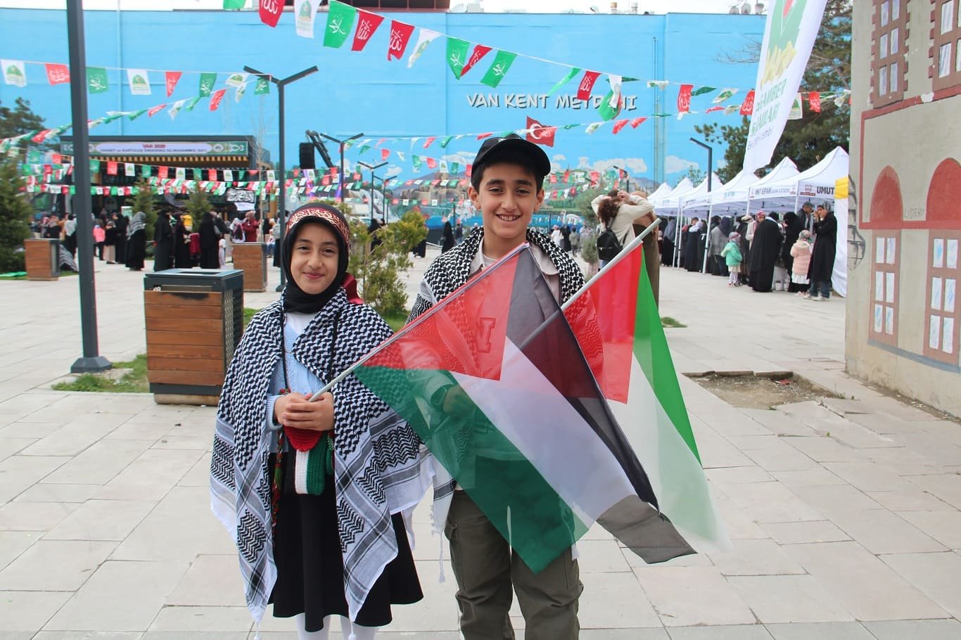 Van’da Meydanı Dolduran Çocukların Peygamber Sevgisi… (3)-1