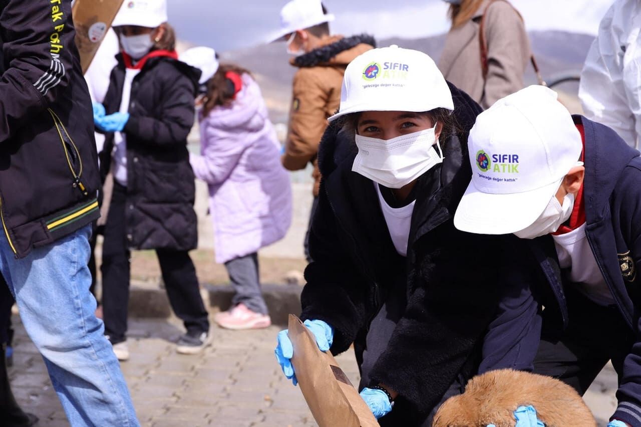 Van’da Minik Öğrenciler Mama Üretim Tesislerini Gezdi (2)