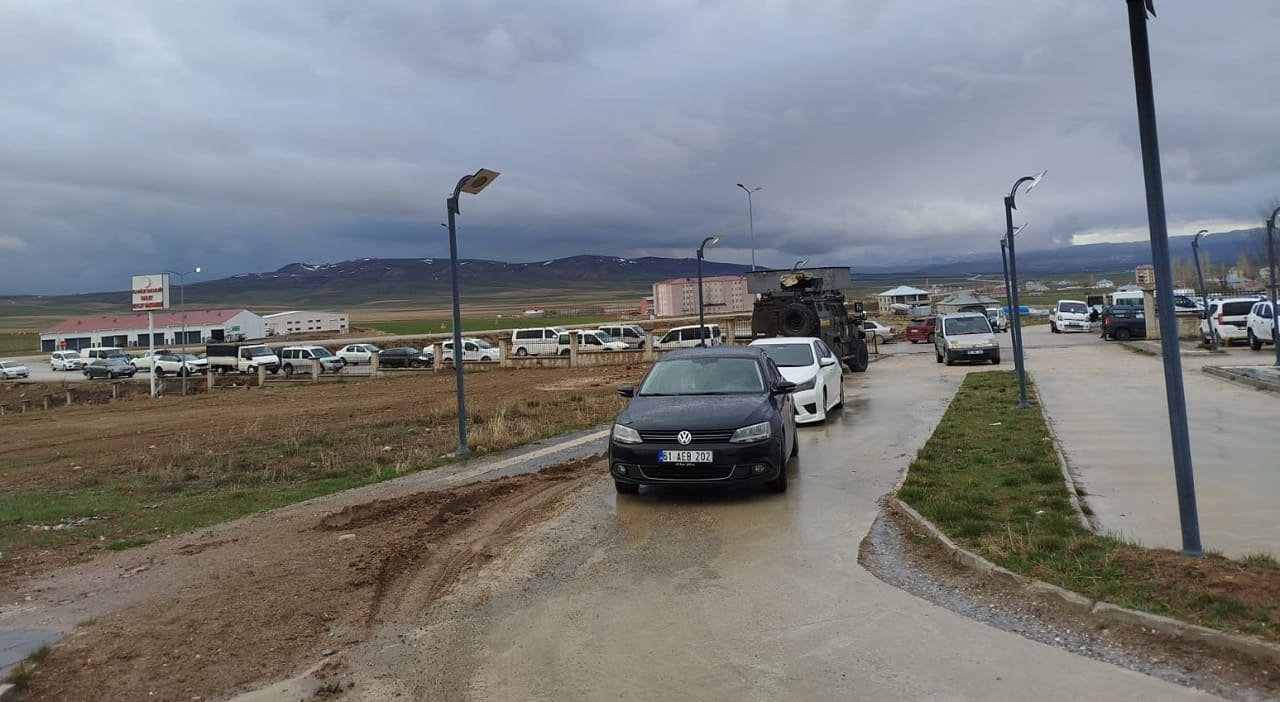 Van’da Sokak Köpekleri Çocuklara Saldırdı 1 Ölü, 1 Yaralı! (2)