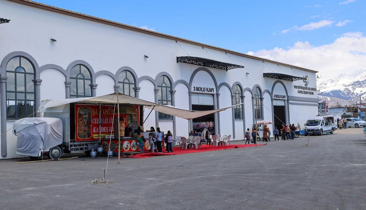 Van’da Sorun Çözüldü! Kapalı Semt Pazarları Açıldı (3)