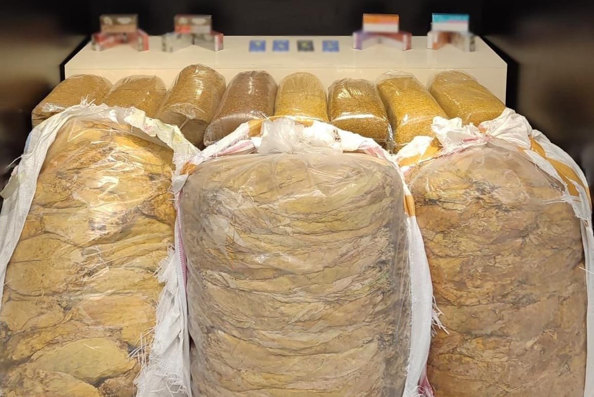 Van’da Uzun Namlulu Silah Ve Çok Sayıda Kaçak Ürün Ele Geçirildi! (2)