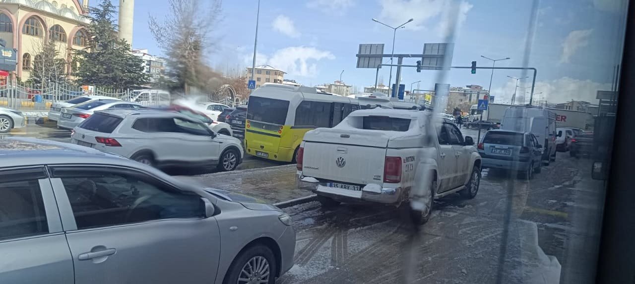 Van'da Yolun Ortasında Arızalanan Tır, Trafiği Kilitledi!1