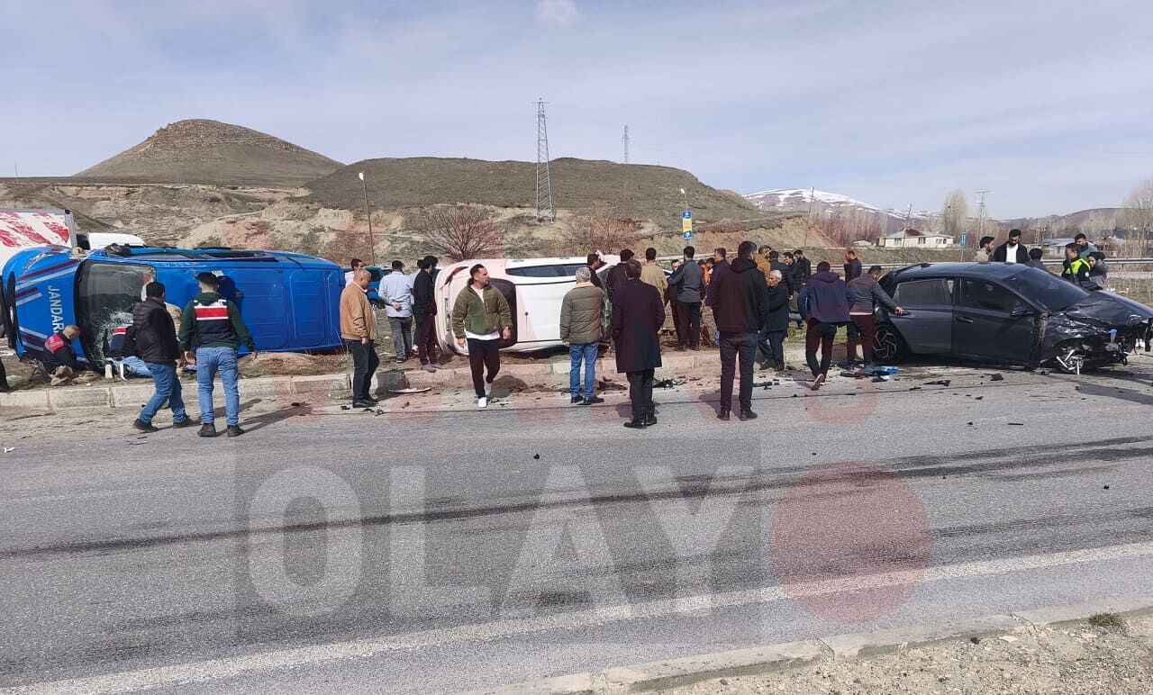 Van’da Zincirleme Trafik Kazası! 3 Araç Birbirine Girdi (1)