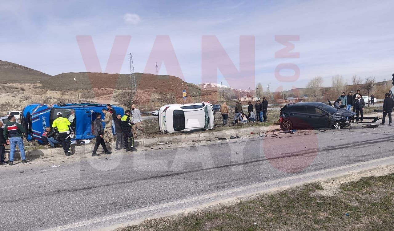Van’da Zincirleme Trafik Kazası! 3 Araç Birbirine Girdi (2)