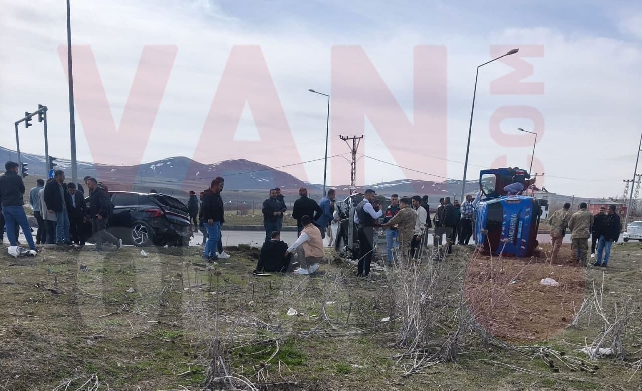 Van’da Zincirleme Trafik Kazası! 3 Araç Birbirine Girdi (3)