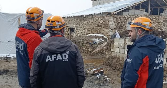 Van’daki Depremde Bir Ahır Çöktü! (2)