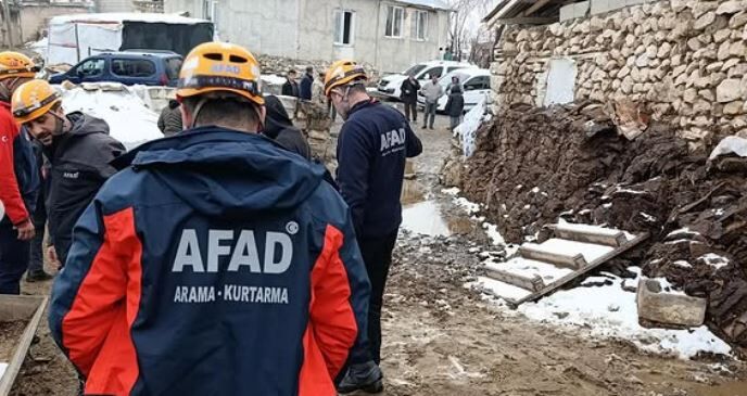 Van’daki Depremde Bir Ahır Çöktü! (3)