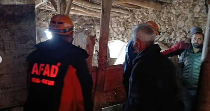 Van’daki Depremde Bir Ahır Çöktü! (4)