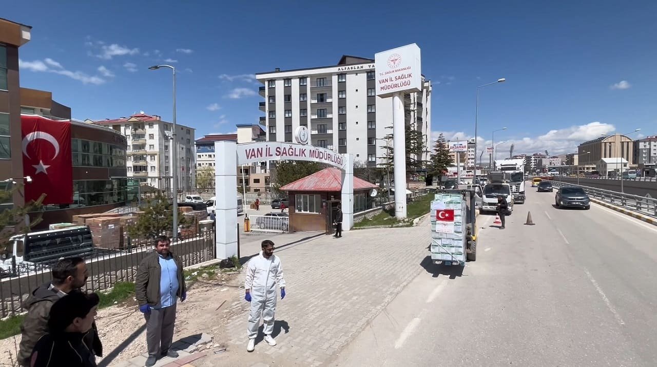 Van’dan İran’a 9 Tır Tıbbi Yardım! (2)