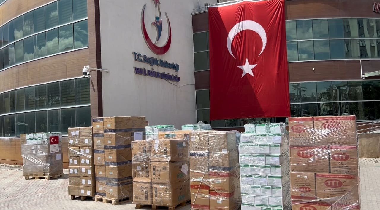 Van’dan İran’a 9 Tır Tıbbi Yardım! (5)