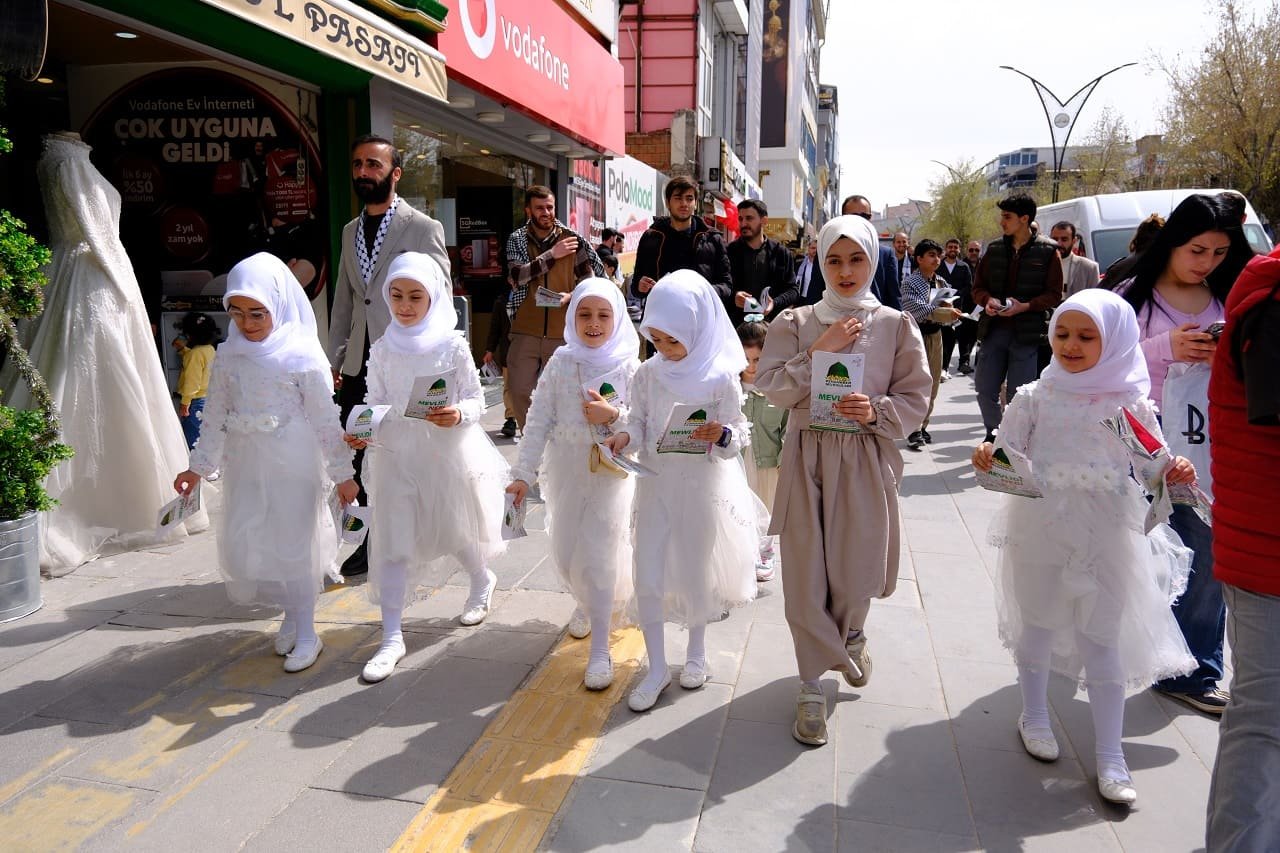Vanlılar Mevlid I Nebi’ye Güllerle Davet Edildi (24)