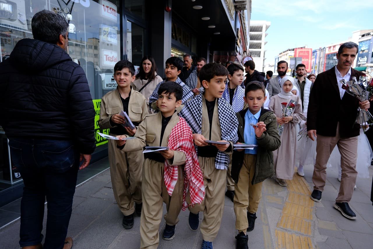 Vanlılar Mevlid I Nebi’ye Güllerle Davet Edildi (5)