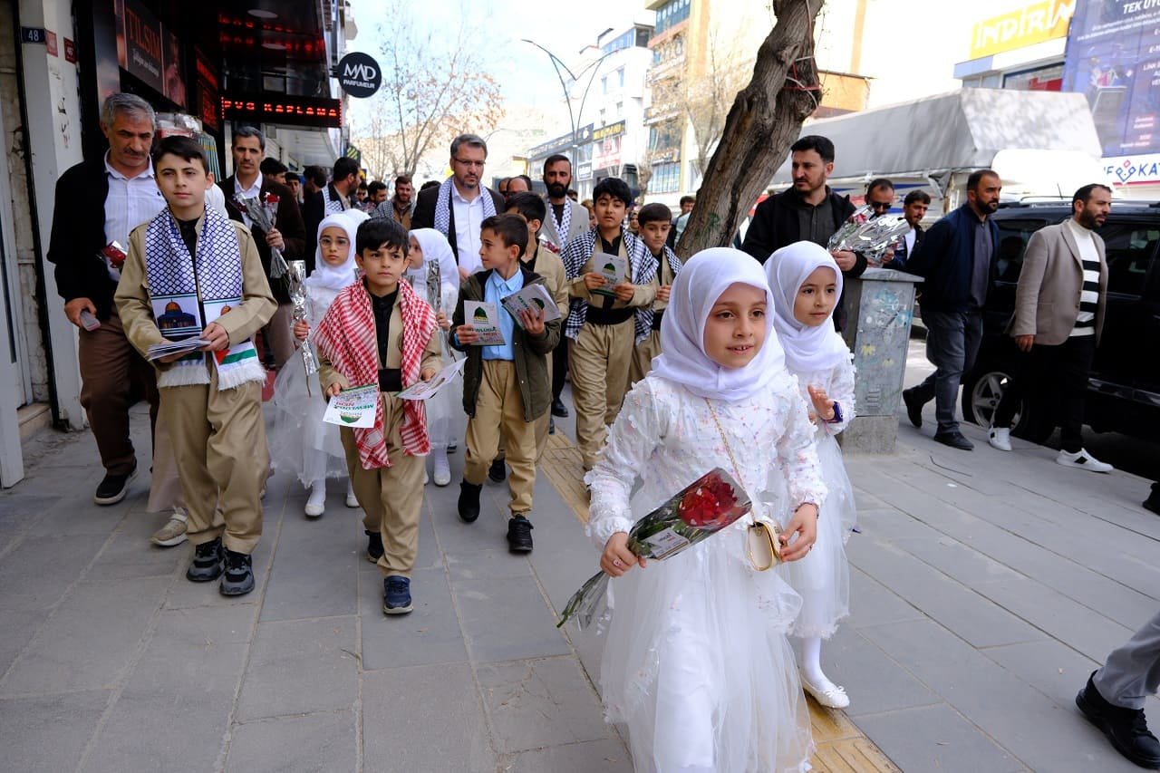 Vanlılar Mevlid I Nebi’ye Güllerle Davet Edildi (9)