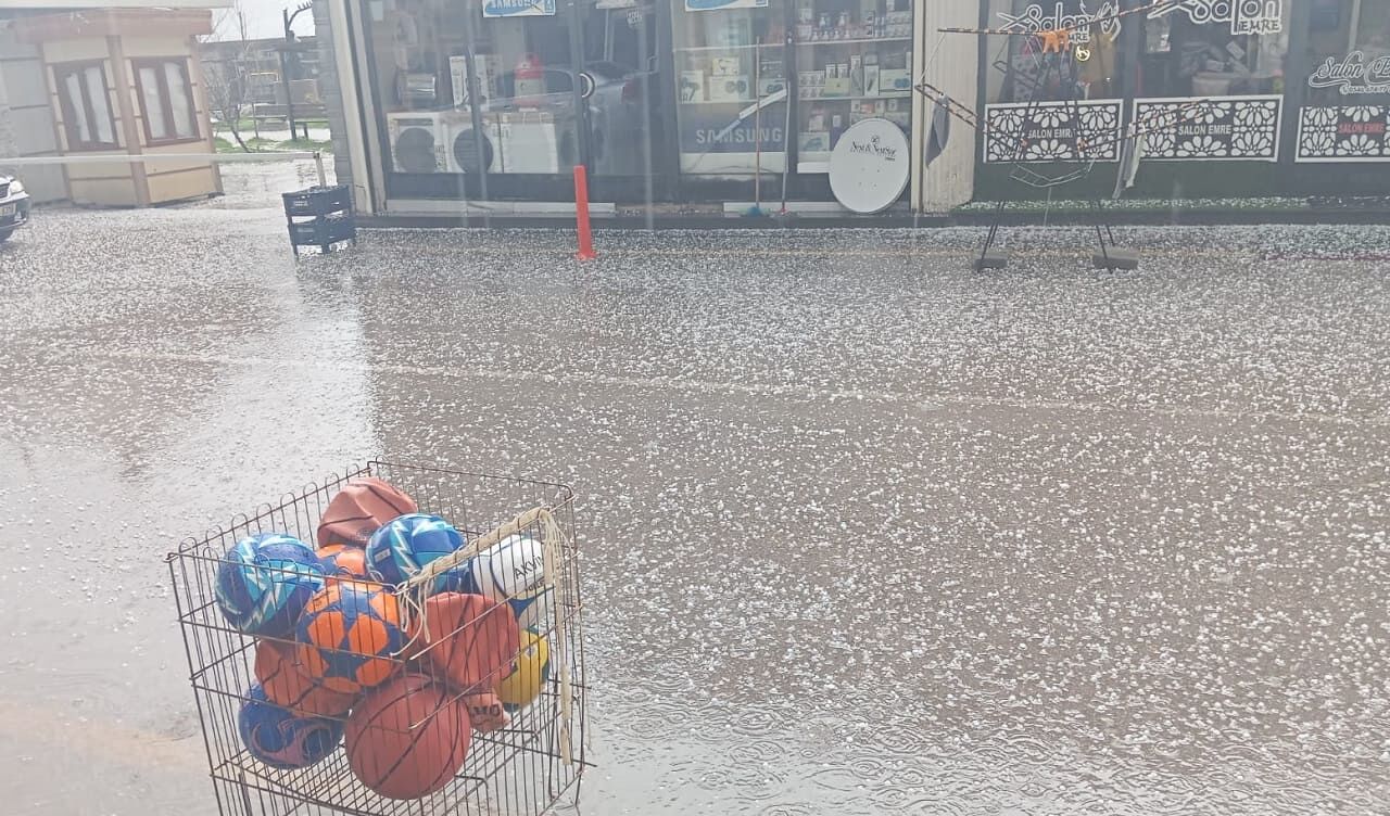 Çaldıran’da Ceviz Büyüklüğünde Dolu Yağdı (2)