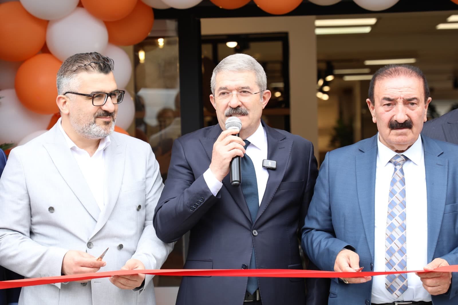 Dünyaca Ünlü Mobilya Markası Ashley, Van’da Hizmete Açıldı (1)