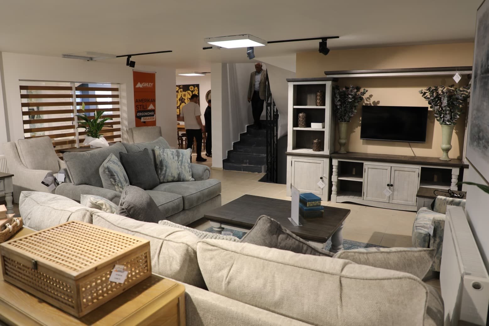 Dünyaca Ünlü Mobilya Markası Ashley, Van’da Hizmete Açıldı (2)