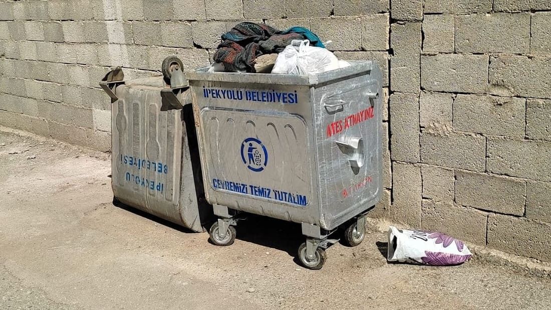 İpekyolu’nda Konteynerler Taştı, Sokaklar Çöplüğe Döndü (4)