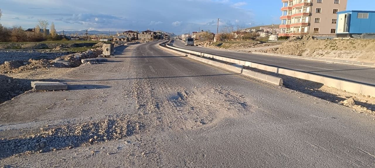 Van Elmalık Yolu 6 Ay Dayanabildi! (3)-1