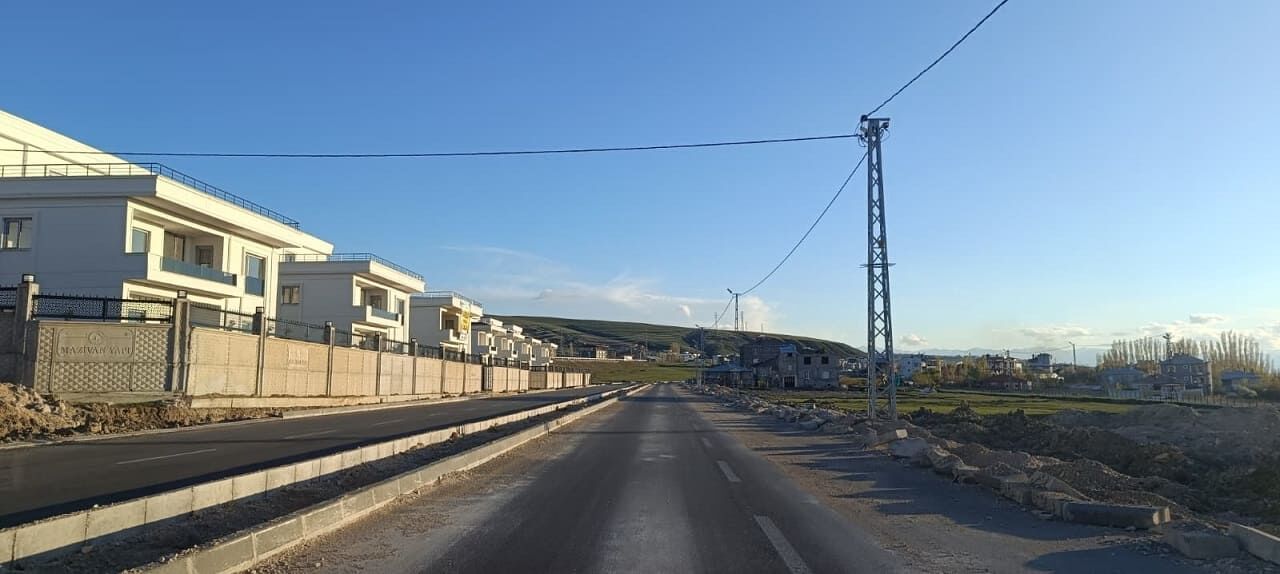 Van Elmalık Yolu 6 Ay Dayanabildi! (4)-1