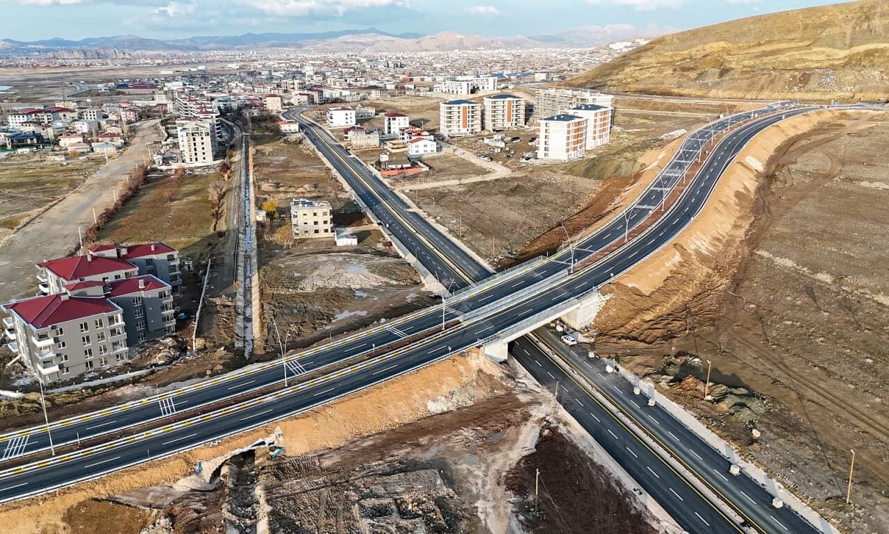 Van Elmalık Yolu 6 Ay Dayanabildi! (6)-1