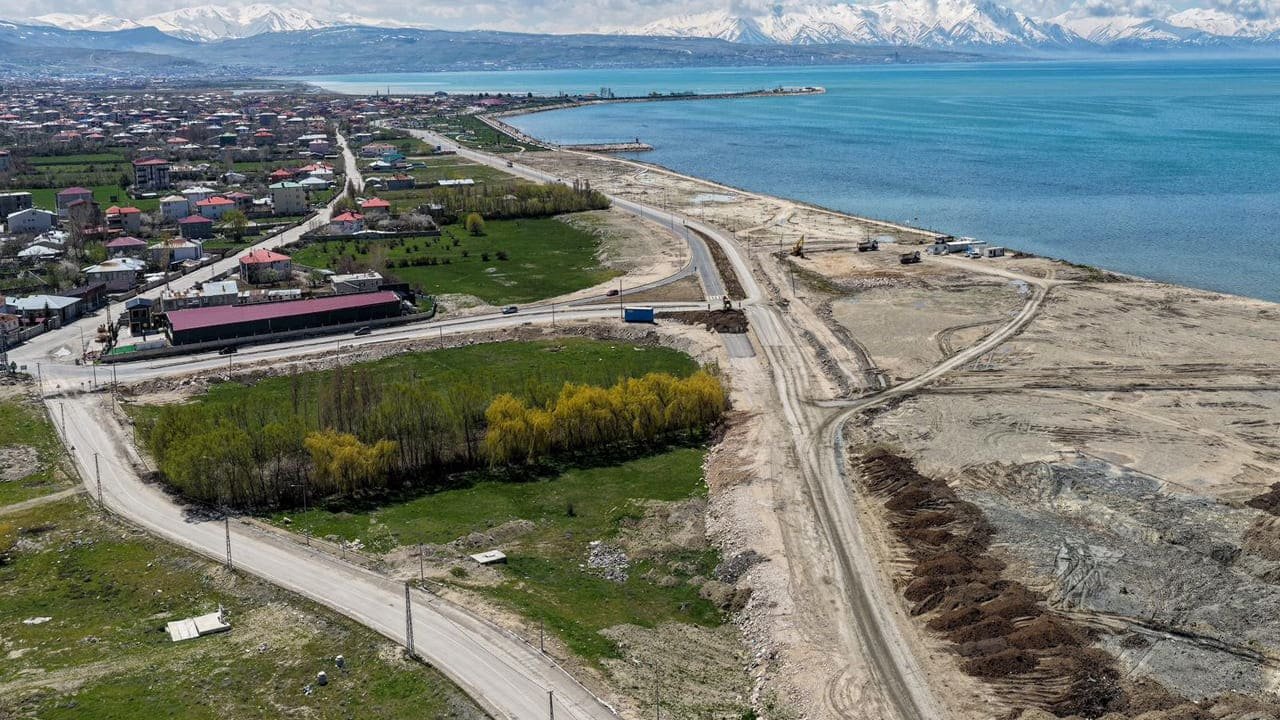 Van Gölü Sahil Yolu Projesi’nin Son Etabında Çalışmalar Sürüyor (2)