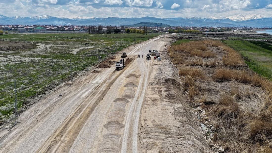 Van Gölü Sahil Yolu Projesi’nin Son Etabında Çalışmalar Sürüyor (5)