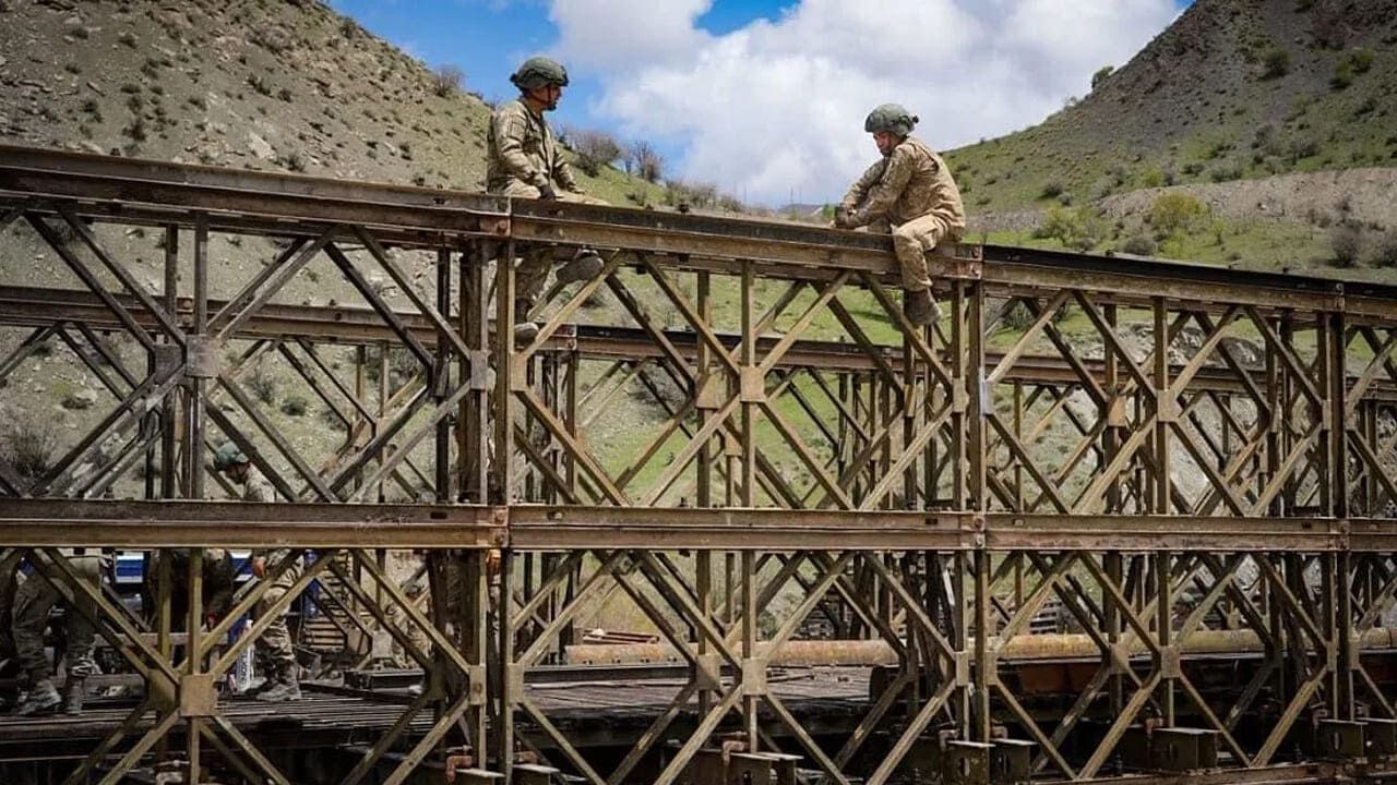 Van Hakkari Yolunda Ikinci Panel Köprü Tamamlandı (1)